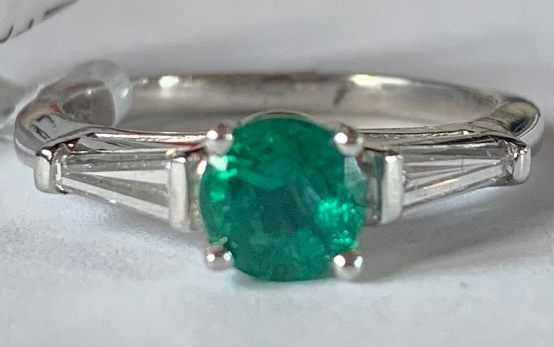 PT Emerald & Diamond Ring 0.85ct(em) 0.36ct twt(dia) Circa 1960s