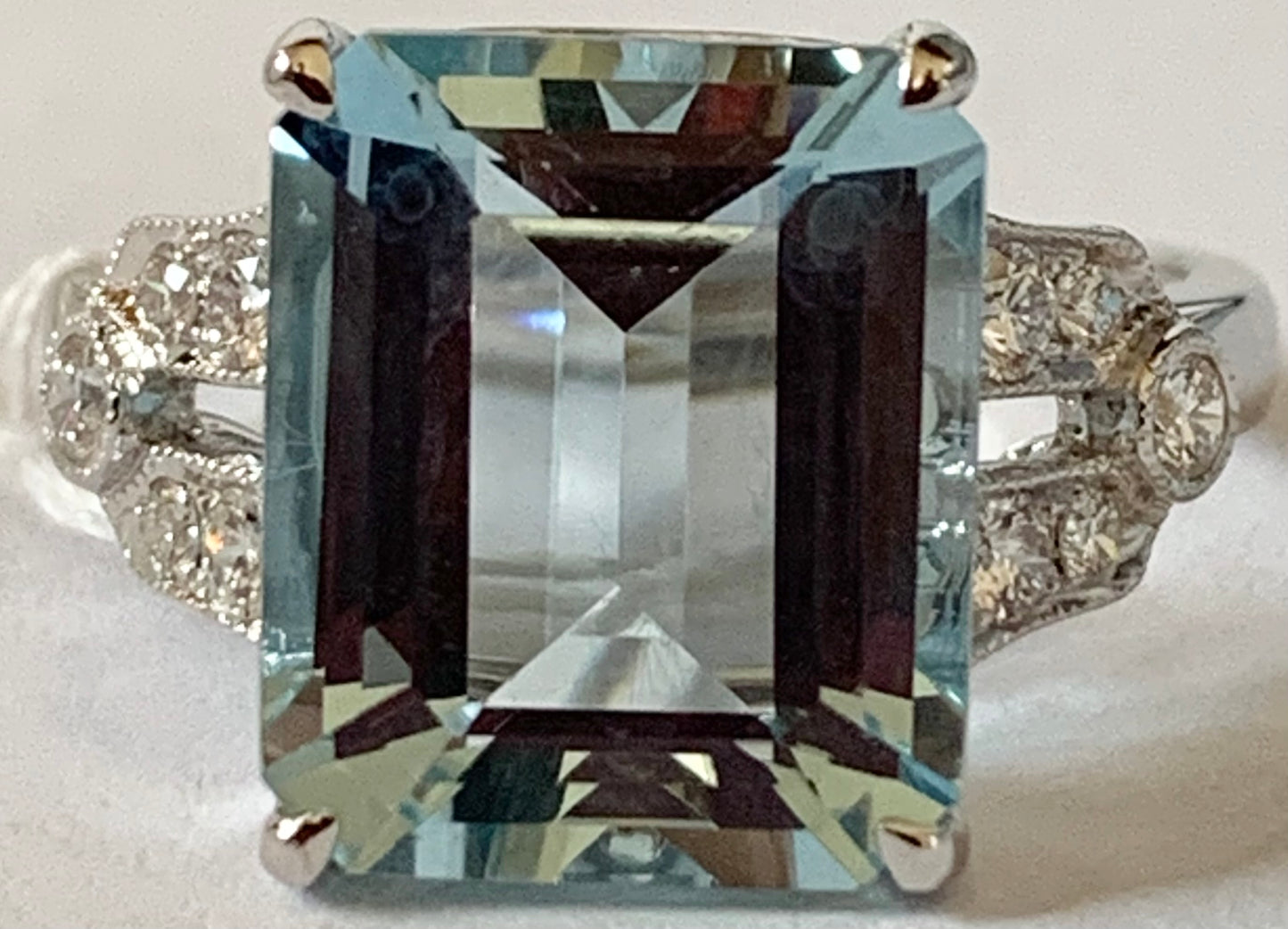 18KW Aquamarine & Diamond Ring 5.2gr 4.90ct(aq) 0.24ct twt(dia) ESTATE Size 6.