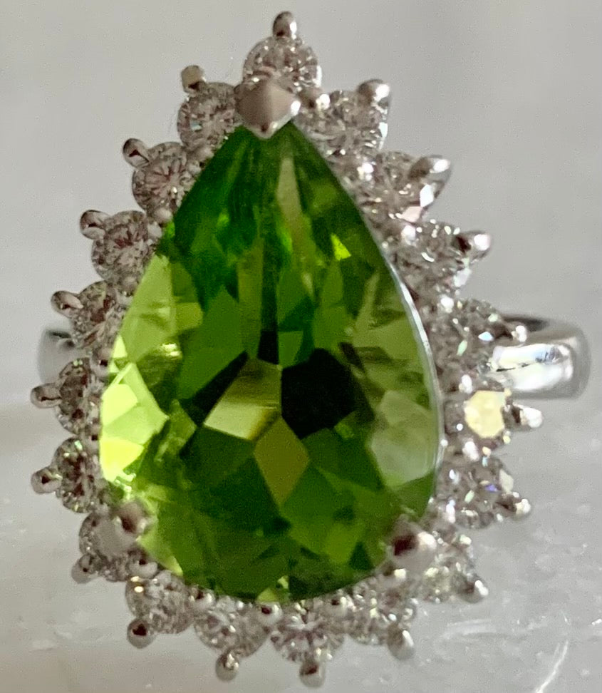 PT Peridot & Diamond Ring 10.4gr 8.05ct(pd) 1.00ct twt(dia) Circa 1960s