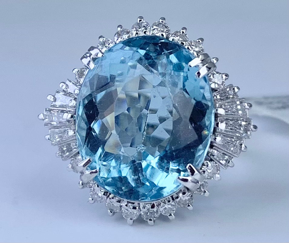 Estate 10.40ct Aquamarine & 0.83ctw Diamond Ring