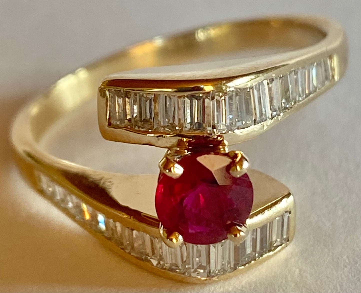14KY Ruby & Diamond Ring 4.3gr 0.90ct(rby) 0.80ct twt(dia) Circa 1970s