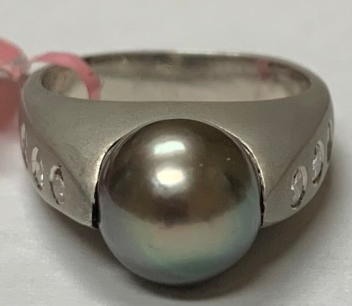18KW Black Tahitian Pearl & Diamond Ring 8.7gr 0.75ct twt(dia) Circa 1970s