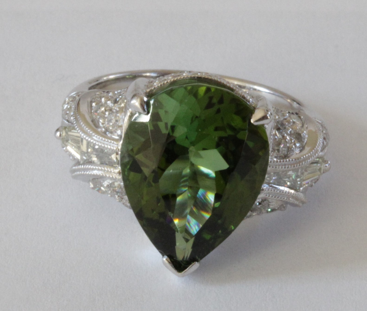 Green Tourmaline & Diamond 18KW Ring 10.1gr 7.45ct(tm) 1.10ct twt(dia) 1970s