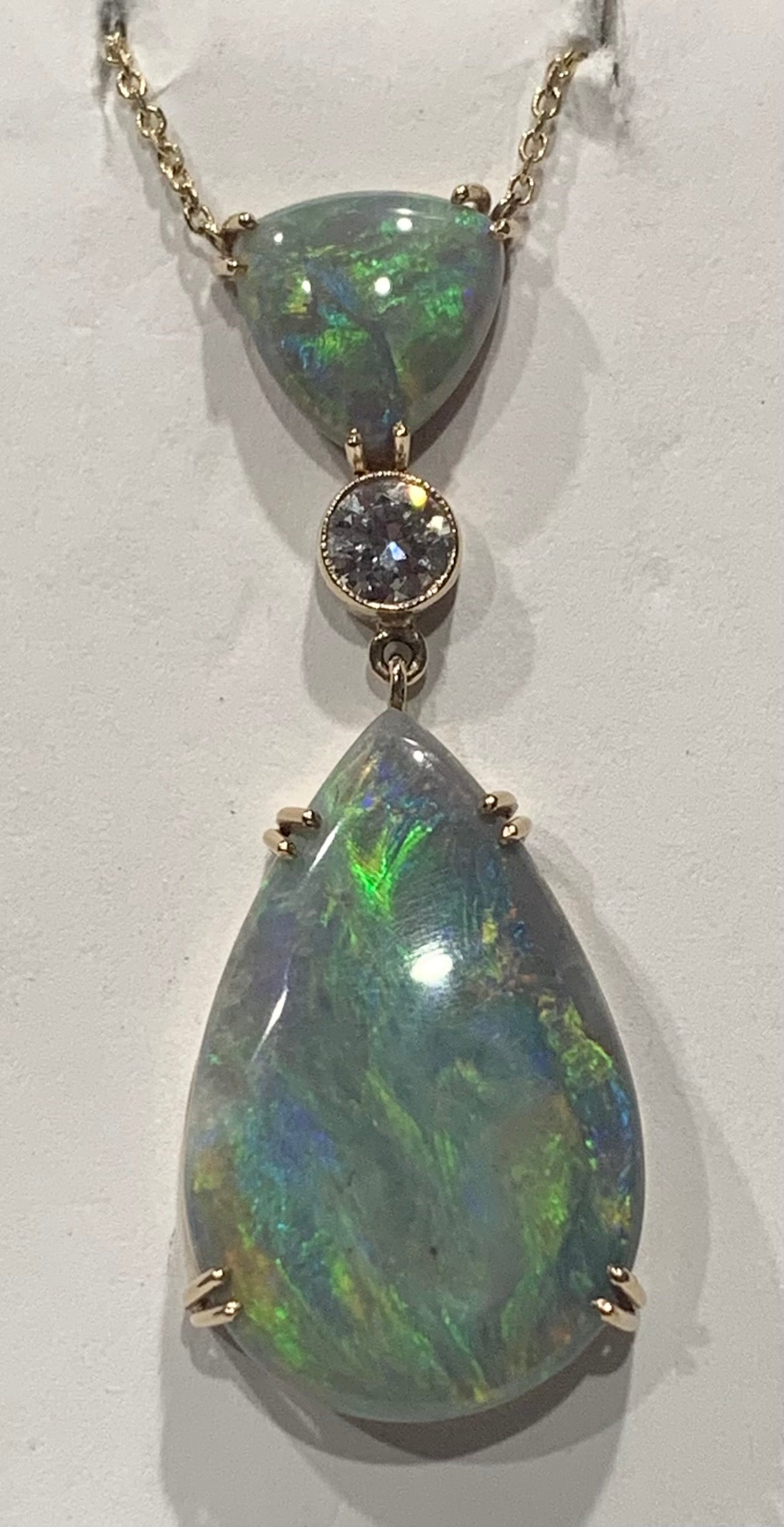 18KY Black Australian Opal & Dia Pendant 13.60ct(op) 1.76ct(2 op) 0.32ct