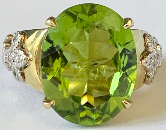 18K2T Peridot &  Diamond Ring 10gr 10.12ct(pd) 0.42ct twt(dia) Circa 1970