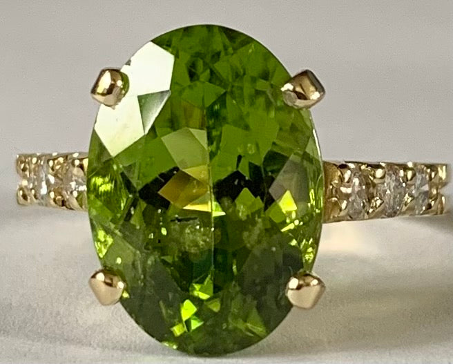 18K Peridot &  Diamond Ring 4.9gr 6.56ct(pd) 0.18ct twt(dia) ESTATE  Size 6.50