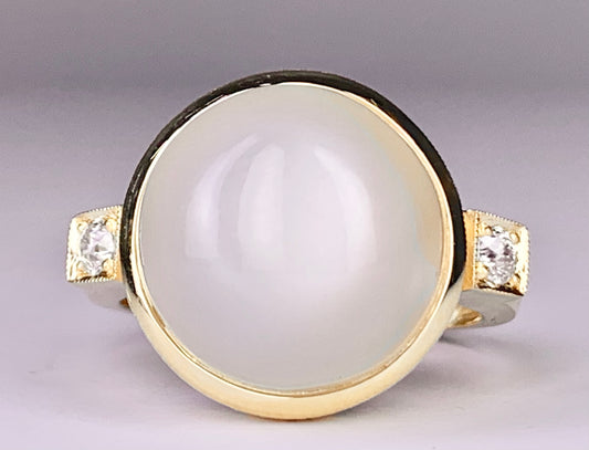 18K Moonstone &  Diamond Ring 8.5gr 11.00ct(mnst) 0.22ct twt(dia)