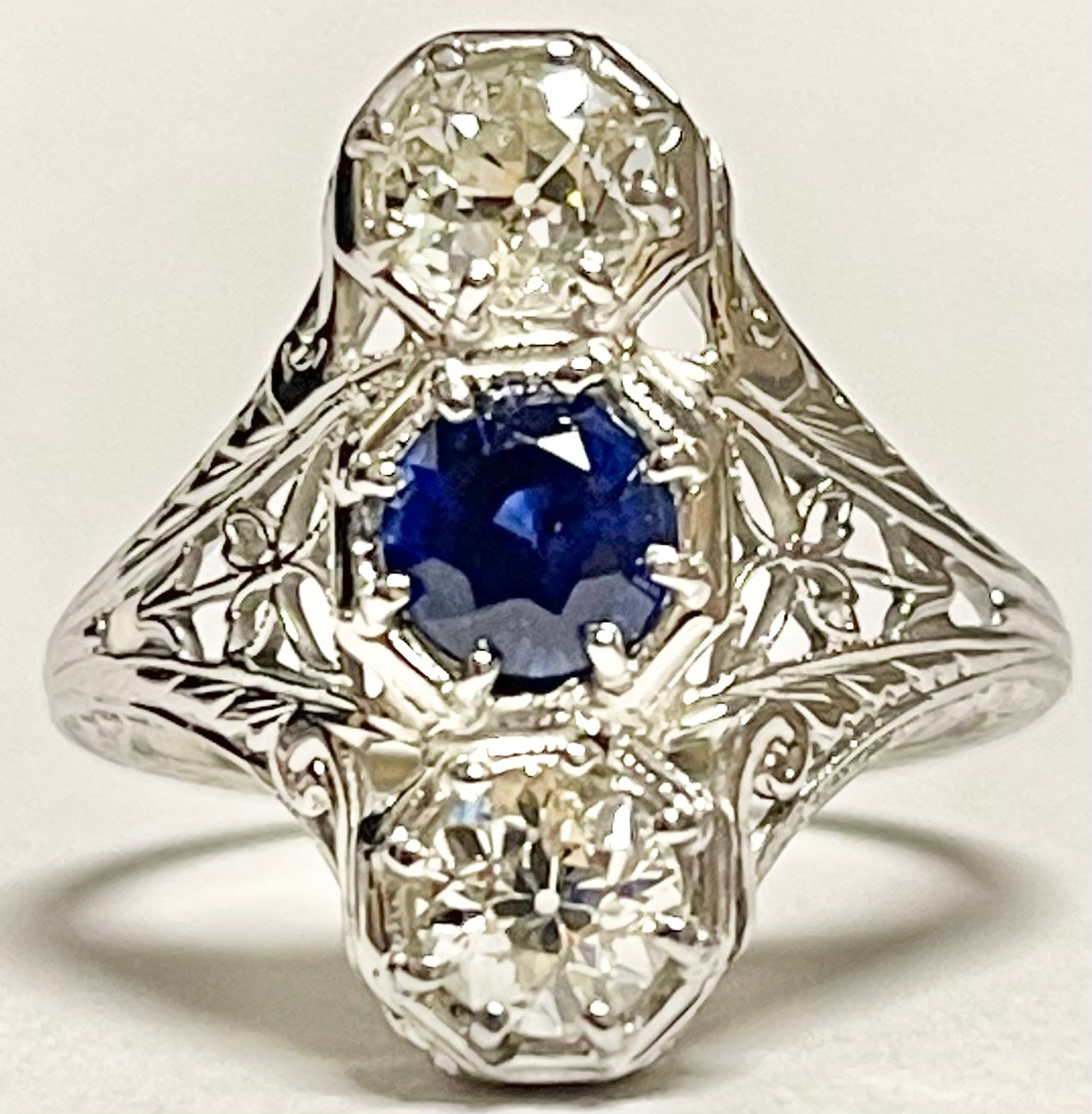18KW Sapphire & Diamond Art Deco Ring 4gr 0.93ct(sap) 0.98ct twt(dia) Circa 1920