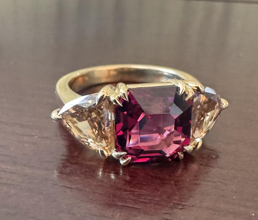 4.45ct Garnet &  1.50ct Champagne Diamond 18KY  6.76gr Ring Size 6.50