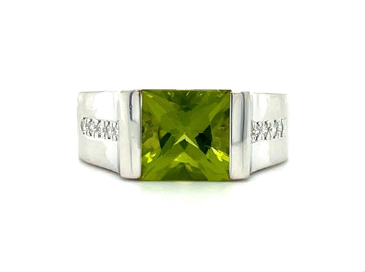 2.55ct Peridot .29ct Diamond 18KW Estate (Circa 1970s) Ring