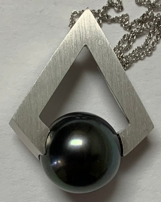 14KW Black Tahitian  Pearl Pendant 11.60mm(pl) Circa 1970s ESTATE Designer A & Z