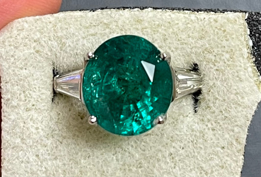 7.10ct Round Emerald 1.10ct Baguette Diamond Platinum Estate Ring (Circa 1970s)