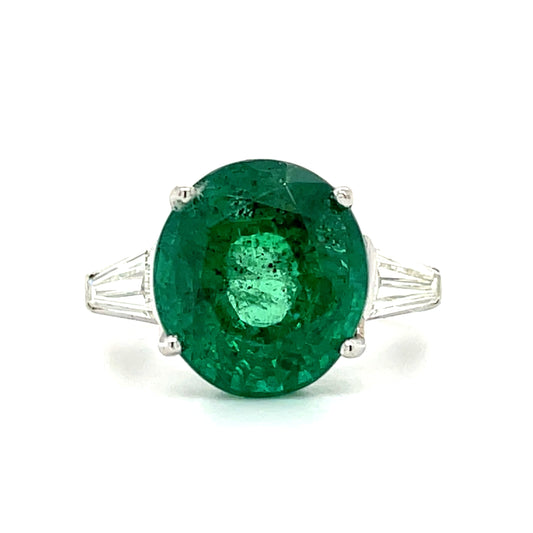 7.10ct Round Emerald 1.10ct Baguette Diamond Platinum Estate Ring (Circa 1970s)