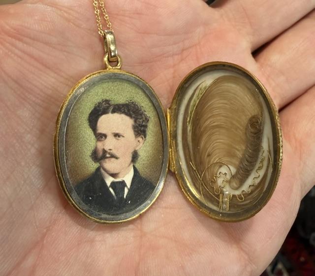 Victorian English 15KY Gold 13.70g Locket Circa 1890s Hand Engraved | 14k Chain