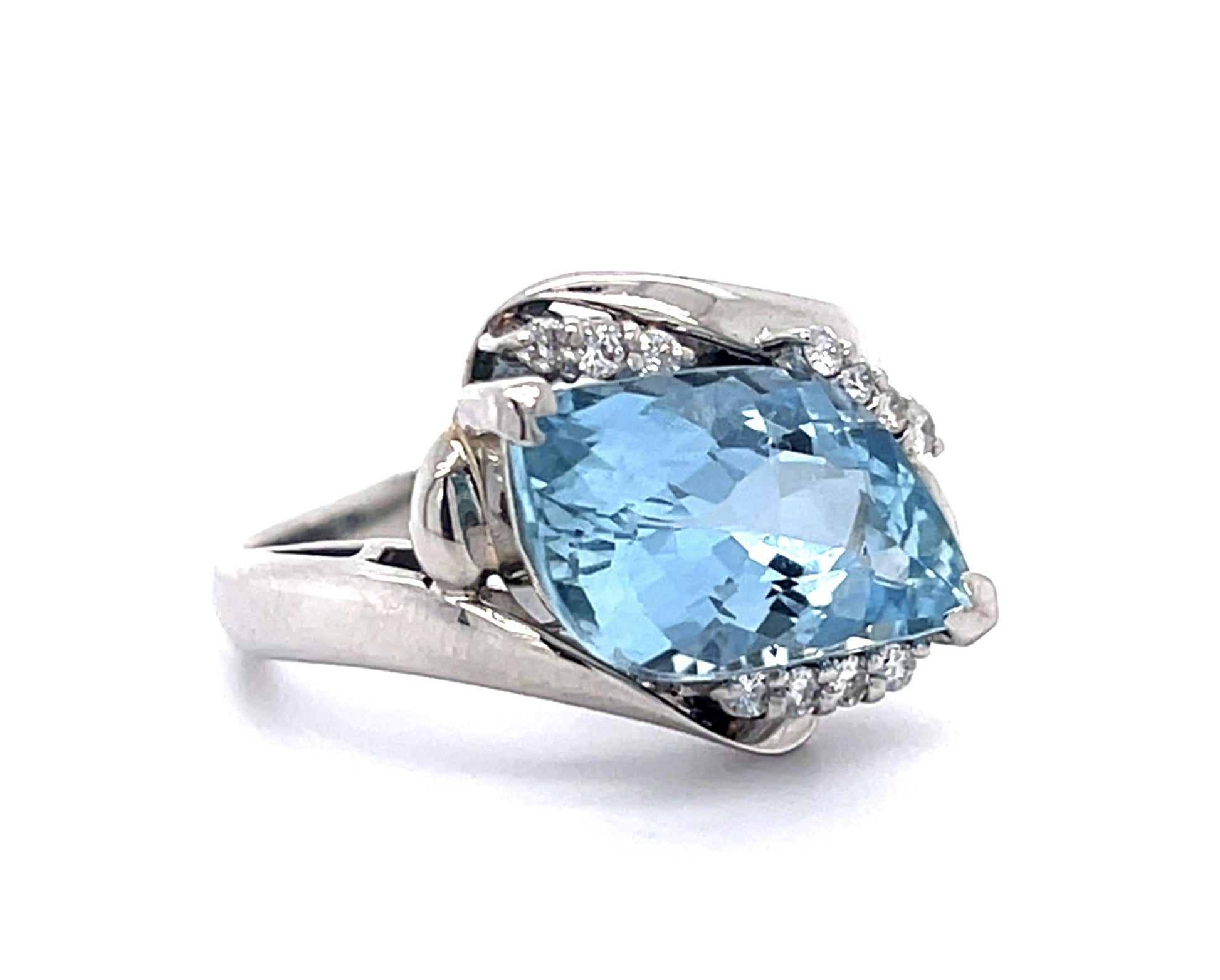 PT Aquamarine & Diamond Ring 10.2gr 4.39ct(aq) 0.15ct twt(dia) Circa 1970s